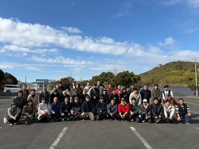 社員の日帰りバス旅行での集合写真